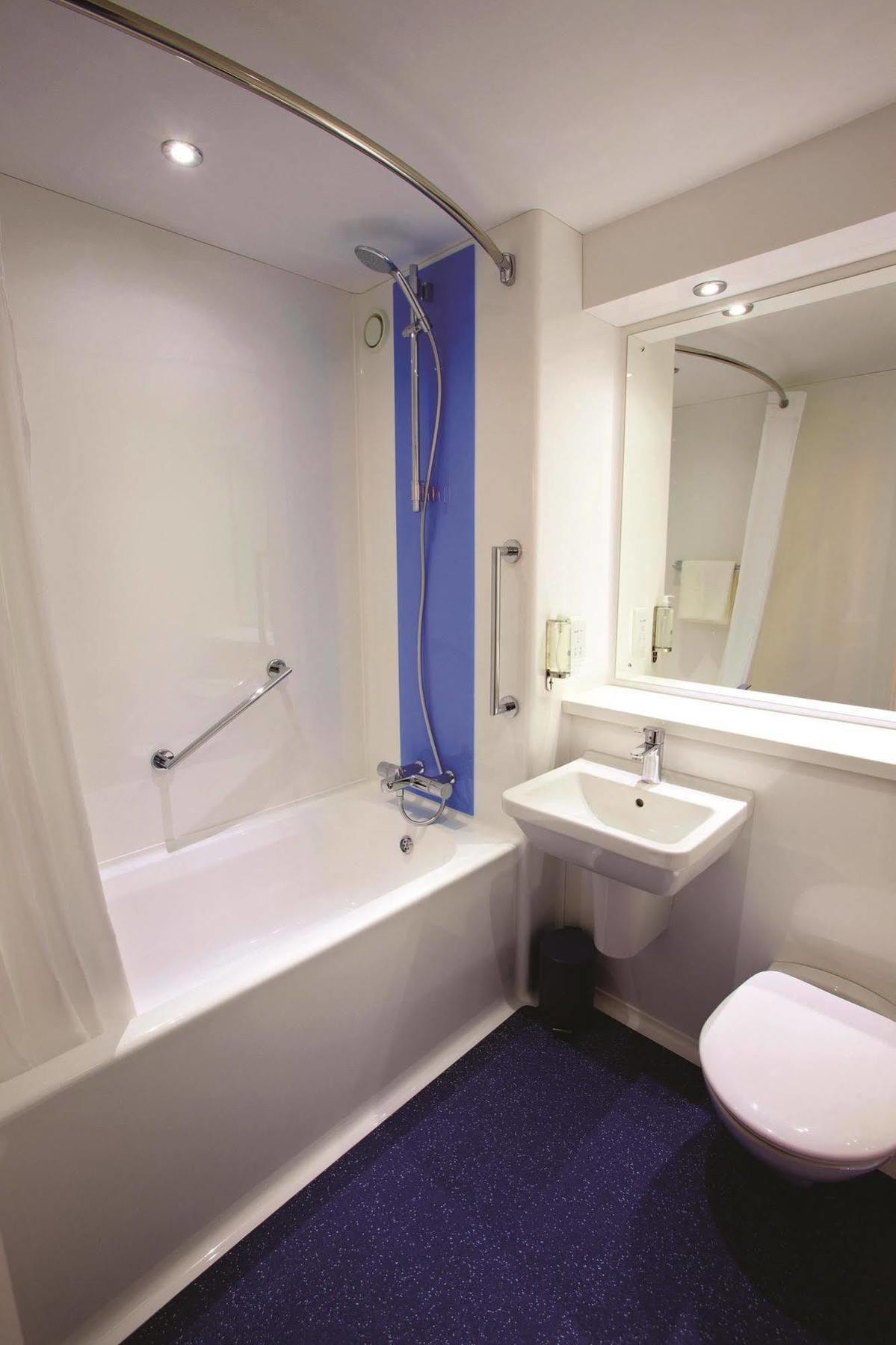Travelodge Bath Waterside Eksteriør billede